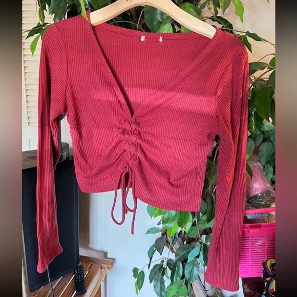 Red Ribbed V-Neck Ruched Top - Picture 2 of 3
